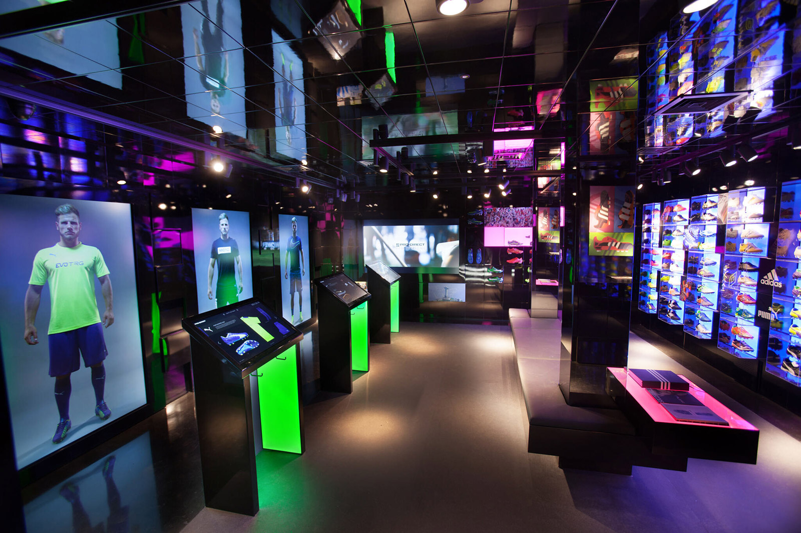 Digital Signage: display pubblicitari nelle vetrine di un celebre store di Londra