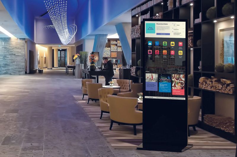 totem display verticale nella hall di un hotel