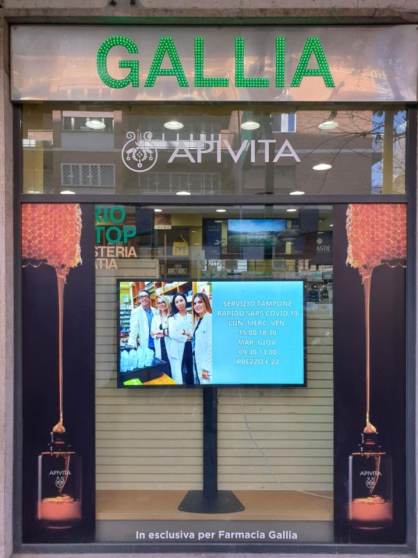 Display Signage Farmacia Gallia monitor vetrina e interno
