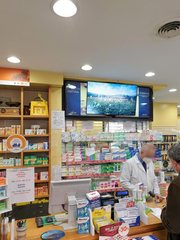 Display Signage Farmacia Gallia monitor vetrina e interno