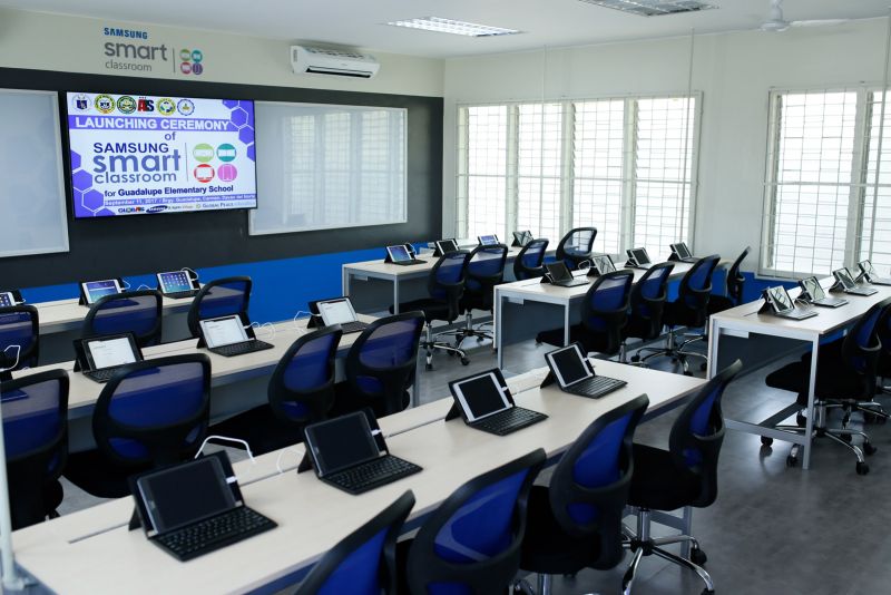 LIM di ultima generazione con display touchscreen in aula smart con postazioni munite di tablet