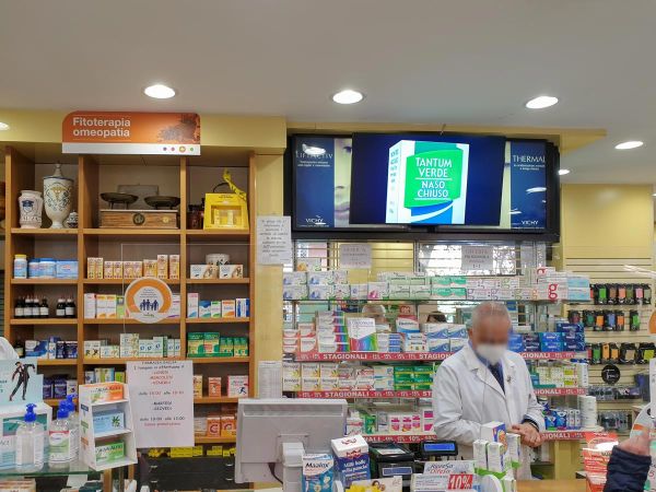 Display Signage Farmacia Gallia monitor vetrina e interno