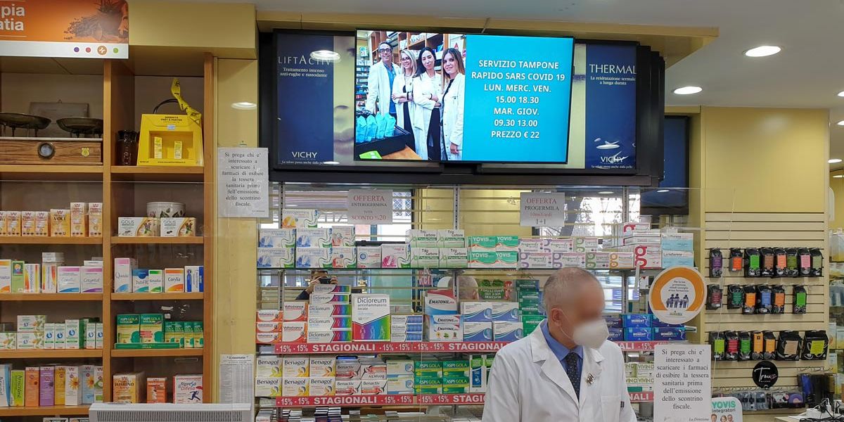 Display Signage Farmacia Gallia monitor vetrina e interno