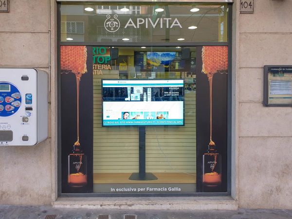 Display Signage Farmacia Gallia monitor vetrina e interno