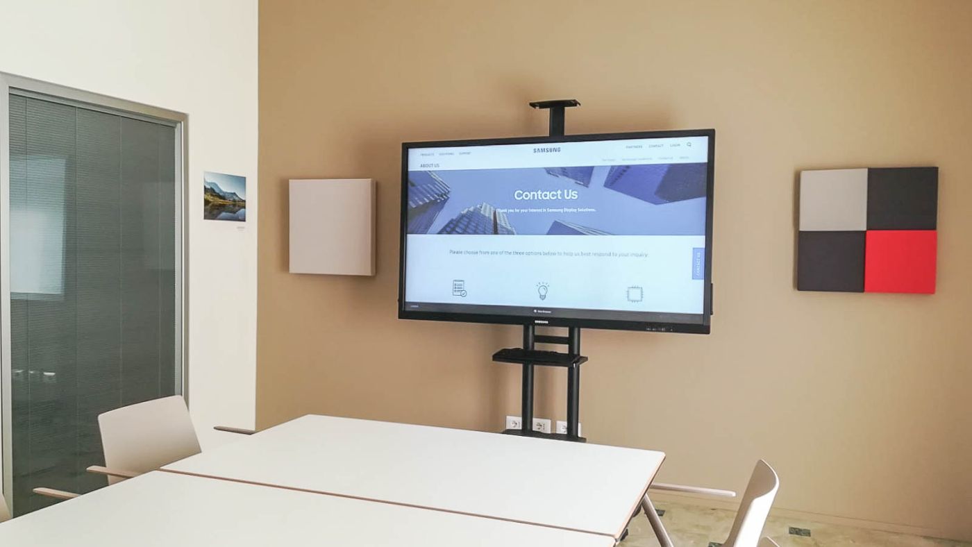 Lavagna interattiva touch display Samsung Signage da 75 pollici montata su stand a mobile