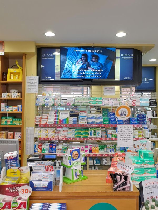 Display Signage Farmacia Gallia monitor vetrina e interno