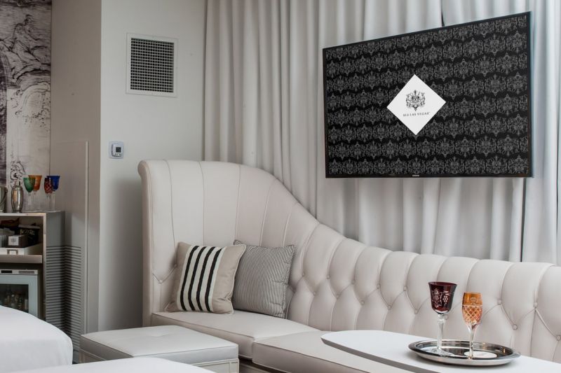 hospitality tv nella camera di un hotel di lusso