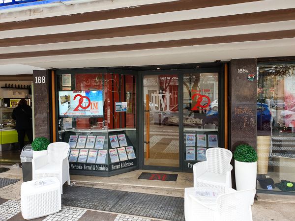 display signage nella vetrina di un agenzia immobiliare