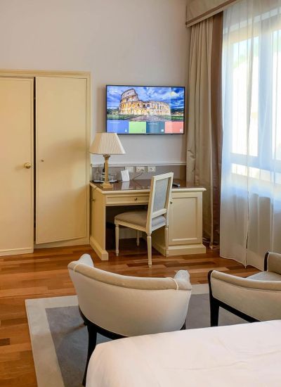 Samsung Hotel TV installato a parete con staffa regolabile in camera Ritz Roma