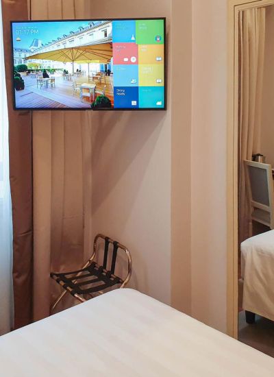 Samsung Hotel TV installato a parete con staffa regolabile in camera Ritz Roma