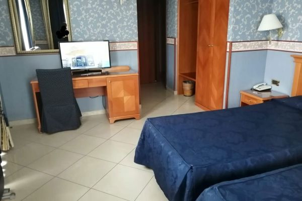 Samsung hotel tv sulla scrivania della camera
