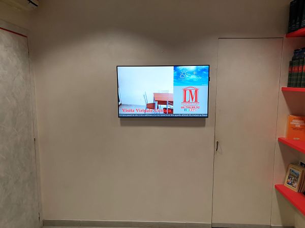display signage all'interno di un'agenzia immobiliare