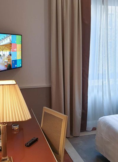 Samsung Hotel TV installato a parete con staffa regolabile in camera Ritz Roma