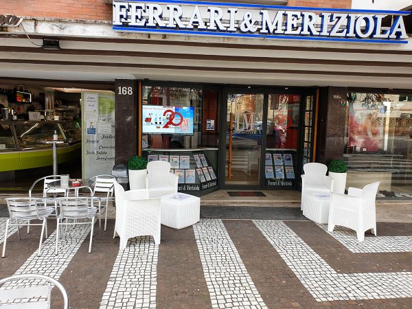 display signage nella vetrina di un agenzia immobiliare