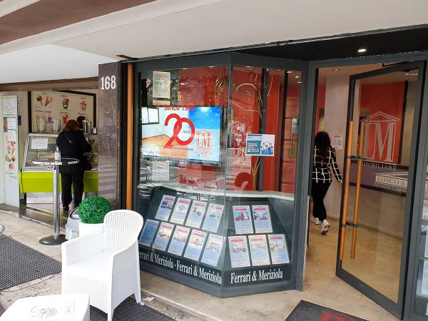 display signage nella vetrina di un agenzia immobiliare