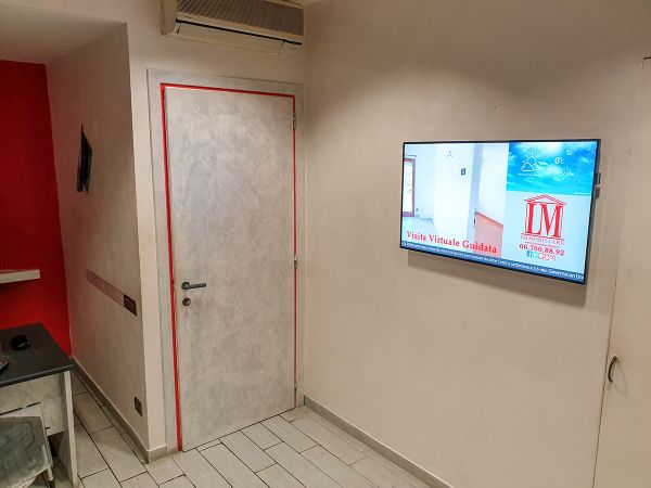 display signage all'interno di un'agenzia immobiliare