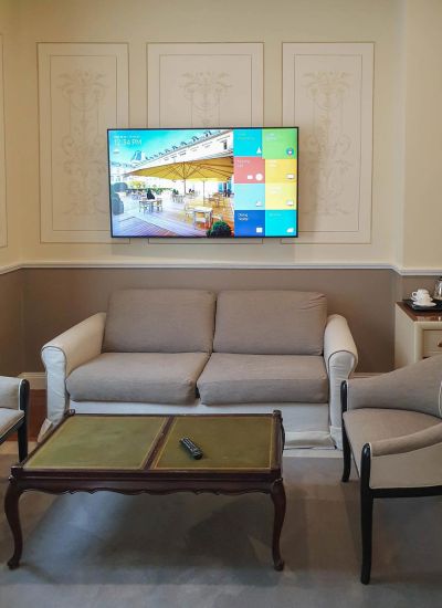 Samsung Hotel TV installato a parete con staffa regolabile in camera Ritz Roma