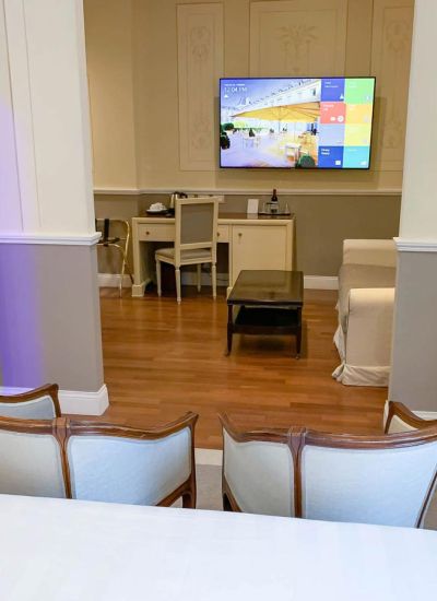 Samsung Hotel TV installato a parete con staffa regolabile