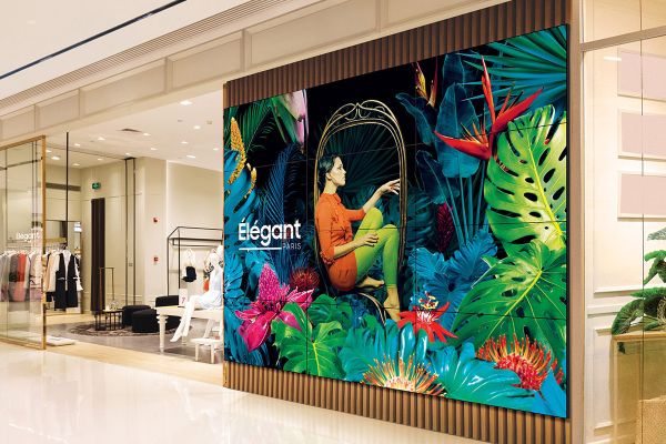 videowall nella vetrina di un negozio di abbigliamento