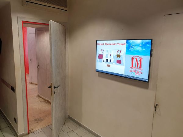 display signage all'interno di un'agenzia immobiliare