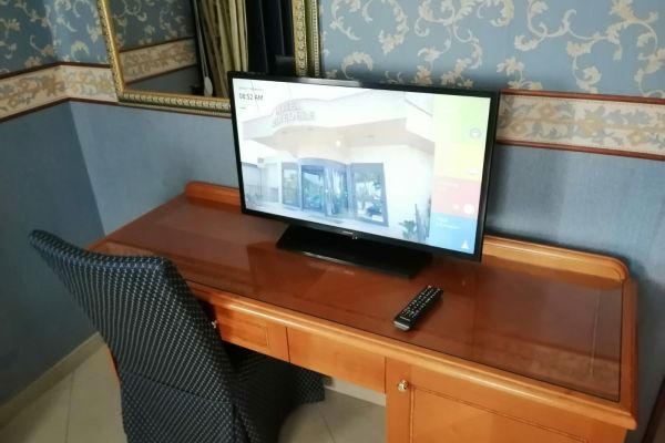 Samsung hotel tv sulla scrivania della camera