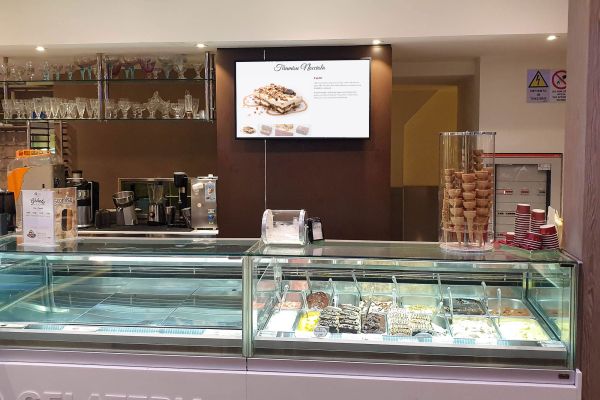 Monitor Display Samsung Digital Signage installati all'interno della famosa pasticceria gelateria Pompi, espone listini, prezzi, video e immagini dei prodotti