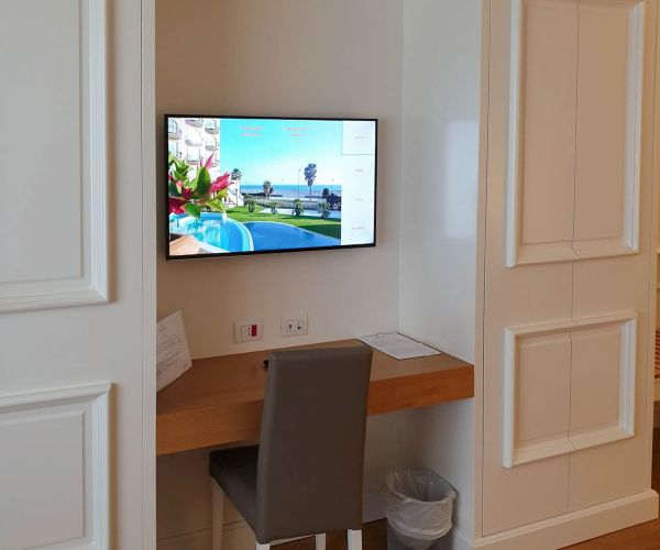 Hotel TV Samsung installato a nell'arredamento della camera