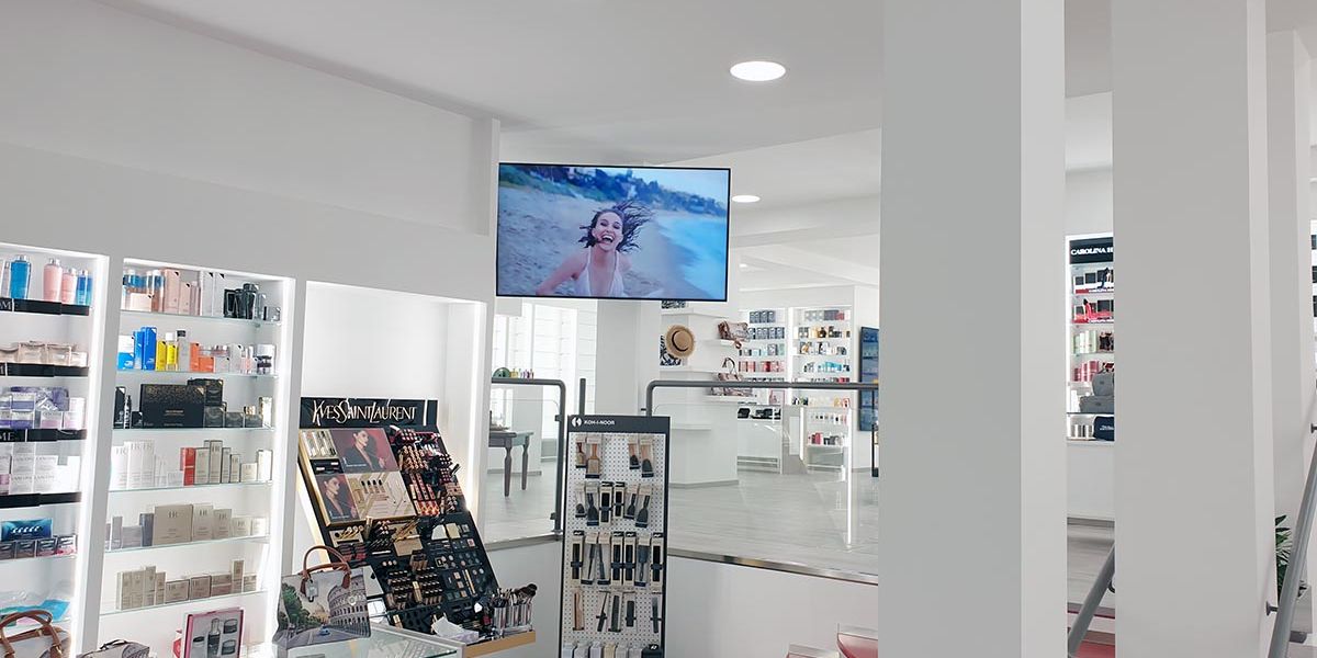 Digital Signage: smart signage display all'interno della profumeria Muliere 