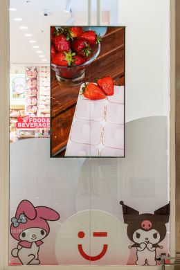 miniso display in vetrina