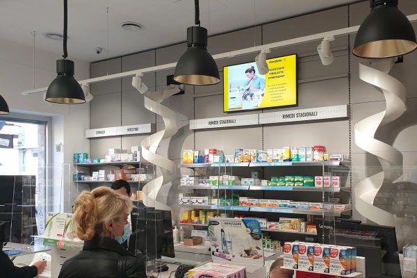 Samsung Display Signage nella Farmacia Zamponi di Roma