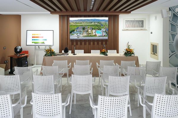 Sala congressi con Display Signage da 85 pollici e lavagna interattiva Samsung Flip2 con stand a rotelle