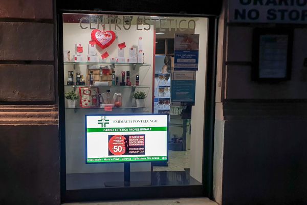 Display Samsung Smart Signage ad alta luminosità installato all'interno della vetrina della farmacia