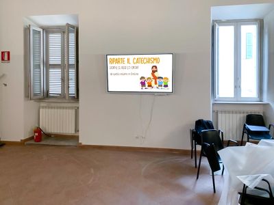 Lavagna interattiva multimediale Samsung Flip da 55 e 65 pollici fissate a parete presso la Comunità di Sant'Egidio