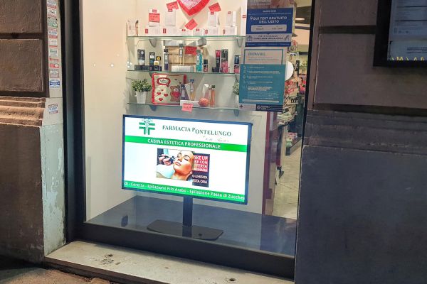 Display Samsung Smart Signage ad alta luminosità installato all'interno della vetrina della farmacia