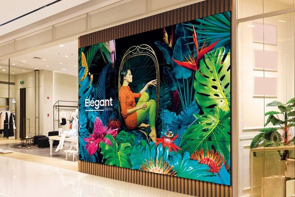 Videowall in un negozio di abbigliamento di un centro commerciale