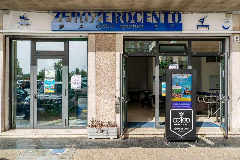 Valorizzazione dello spazio esterno con un totem multimediale personalizzato