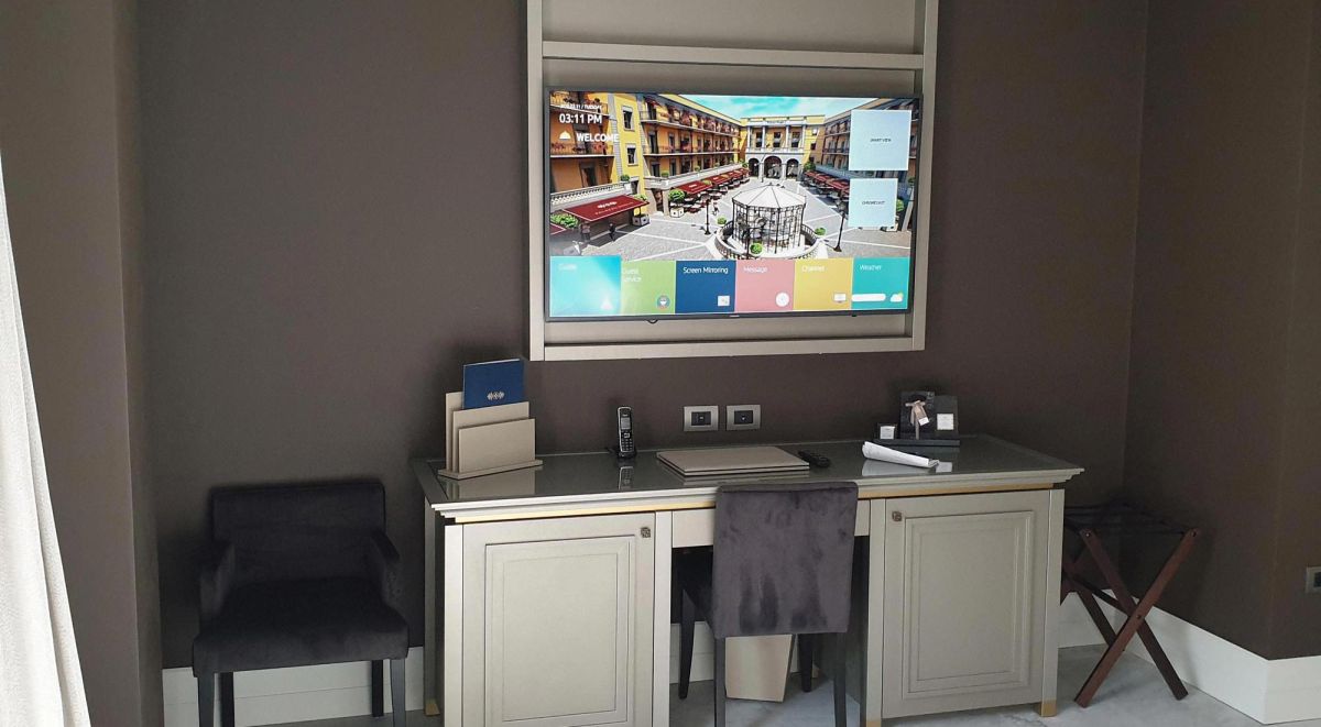 Samsung Hotel TV installato a parete con cornice in tinta con l'arredamento