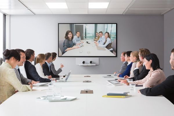 Videoconferenza in sala riunioni digitalizzata