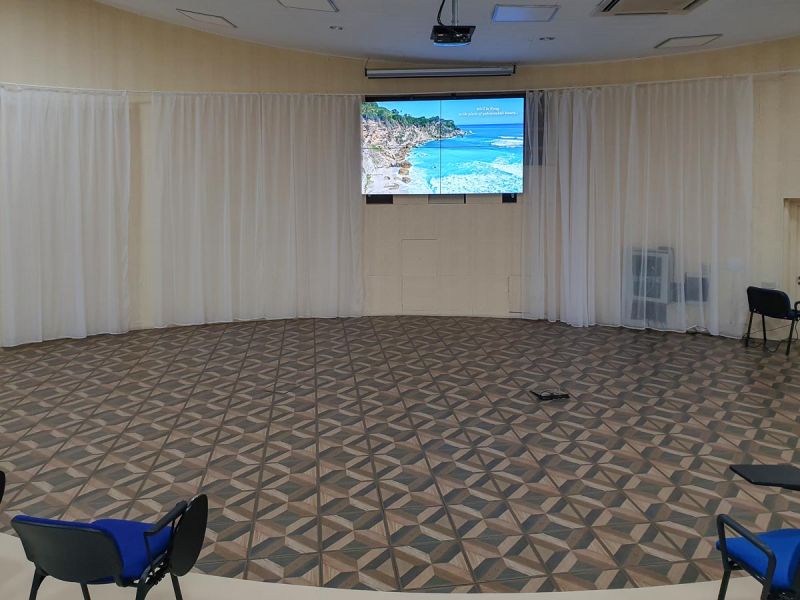 Samsung Videowall 2x2 nella sala conferenze del Centro Giovanni XXIII di Frascati 