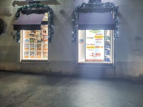 display digital signage in vetrina ambrosini supermercato mio market roma