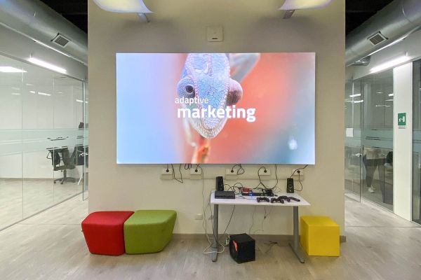 display ledwall gigante in web agency meeting room