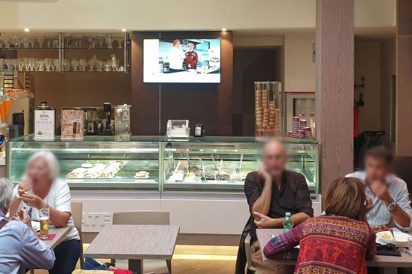 Monitor Display Samsung Digital Signage installati all'interno della famosa pasticceria gelateria Pompi, espone listini, prezzi, video e immagini dei prodotti