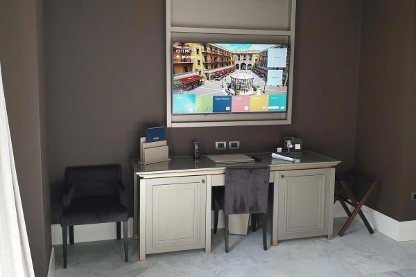 Samsung Hotel TV installato a parete con cornice in tinta con l'arredamento