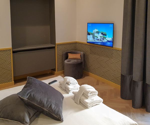 Hotel TV Samsung installato a parete