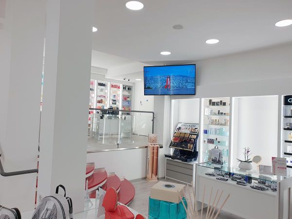 Un display smart signage da 65 pollici installato in orizzontale all'interno di una profumeria