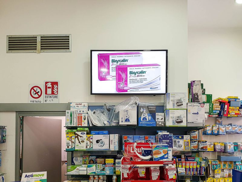 Display signage interno e vetrina parafarmacia 