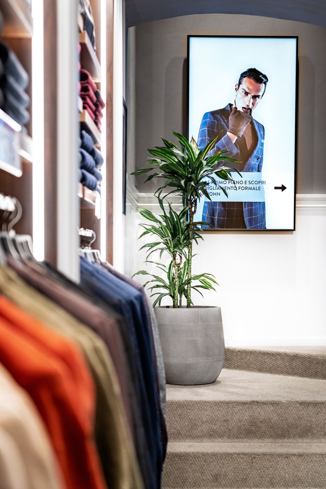 Monitor luminoso display smart signage di Samsung all'interno di un negozio Dan John