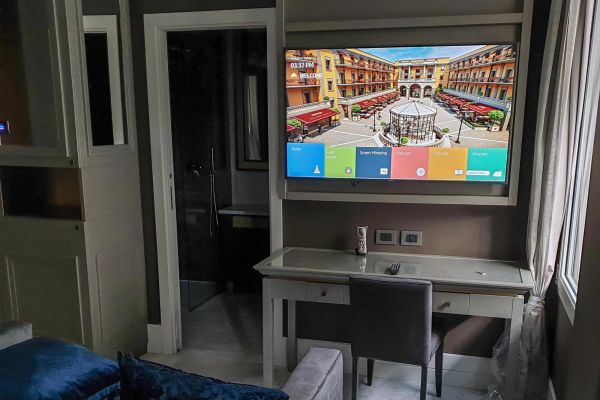 Samsung hotel tv installato a parete sulla scrivania della camera d'albergo