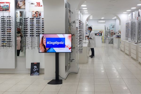 display signage su piantana all'interno di un negozio di ottica