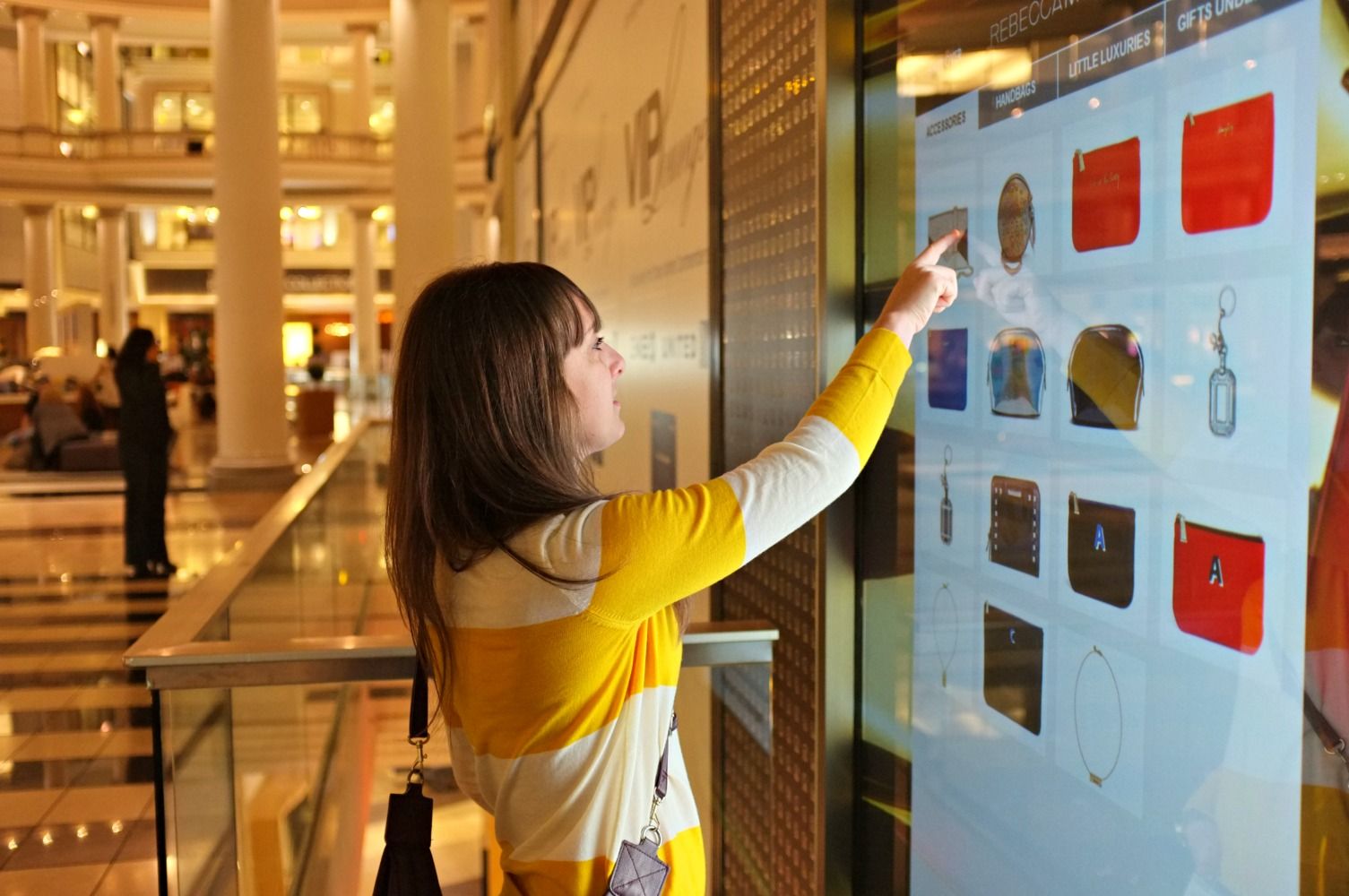 Digital Signage: display pubblicitari nelle vetrine di un celebre store di Londra